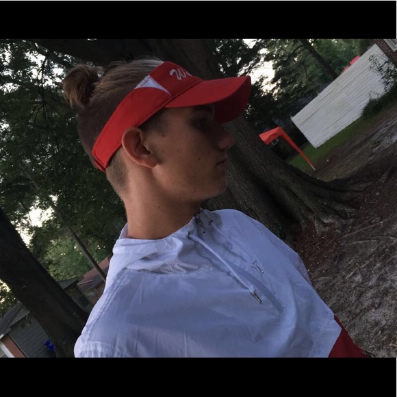 Red and white wind breaker - Picture 4 of 4